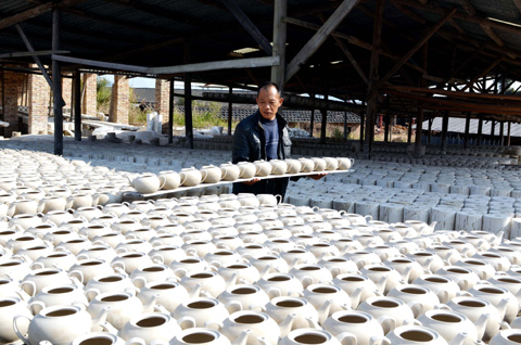 德化三班镇的一家传统陶瓷厂，工人正在晾晒茶壶初胚