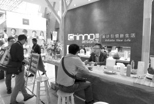 4月15日广交会上，客商在顺德潜龙公司展位咨询。/佛山日报记者 周春 摄