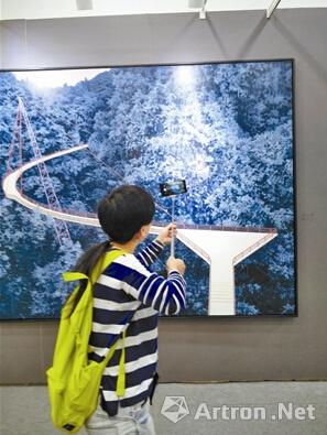 9月20日，市民用手机拍摄“2015艺术深圳”展出的作品。