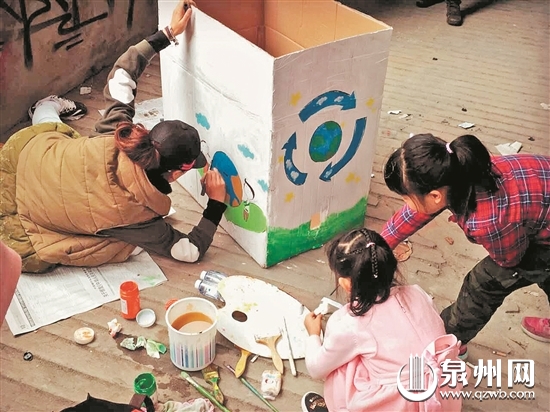 志愿者们在创绘“爱心墙 ”