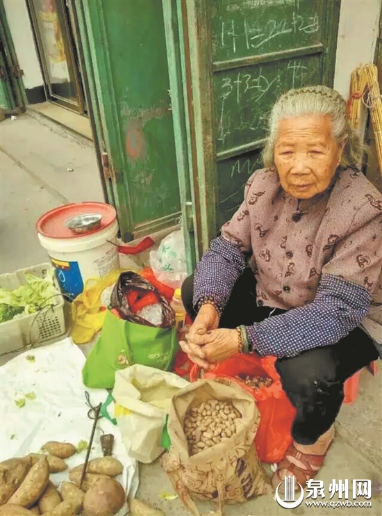 85岁阿婆卖14元菜却收到100元假币