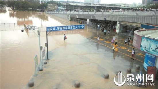 动车站西侧公交站位置积水严重