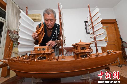 68岁的闫嘉义是山西太原一名退休职工，尽管居住在内陆省份，他却对船非常感兴趣，亲手制作过不少大大小小的船只。12月21日，他拿出最满意的作品向记者展示，并将其命名为“嘉义号”。　武俊杰 摄
