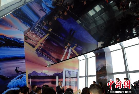 “环球奇境四光圈摄影展”在“上海之眼”观光厅首展