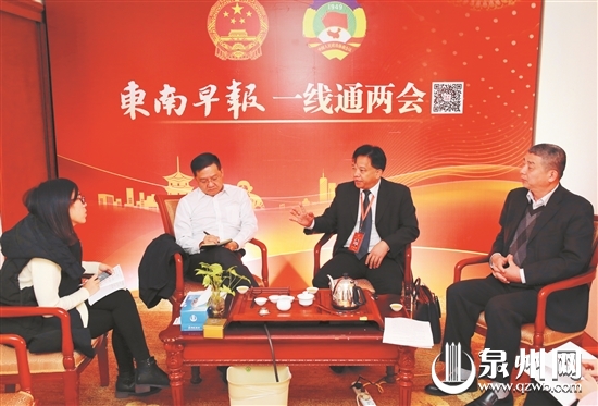 李伯群（左二）、魏文枢（右二）、姚洪峰（右一）畅谈古城保护与发展  