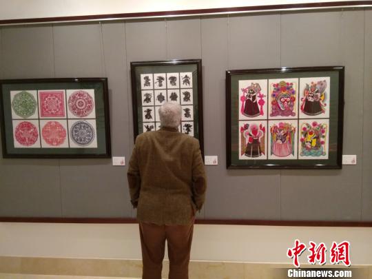 “花的絮语-中国剪纸艺术精品展”在马耳他首都瓦莱塔展出。　王大卫 摄