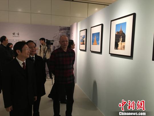 图为出席“高棉的微笑—中国艺术家摄影绘画展”开展仪式的嘉宾参观展览。　杨陈 摄