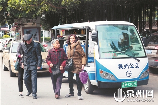 社区巴士得到诸多老年乘客的亲睐 （陈晓东 摄）