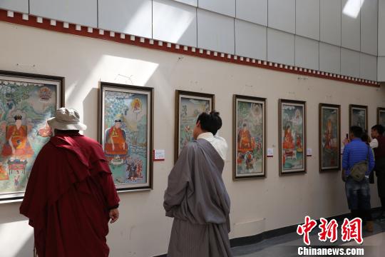 4月24日，画展吸引了唐卡画师和唐卡爱好者前来参观。　贡桑拉姆 摄