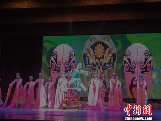 山西省侨联国际文化交流联盟24日在山西省太原市成立。图为节目舞剧《粉墨春秋》片段。　李娜 摄