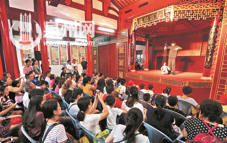 走进泉州木偶剧团，父母陪同孩子一起感受闽南本土文化气息的魅力 