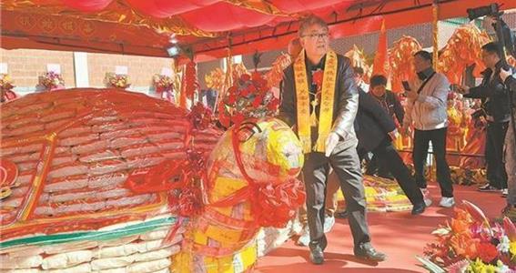 摸米龟赏民俗 泉州霞洲妈祖宫举行“乞龟”活动