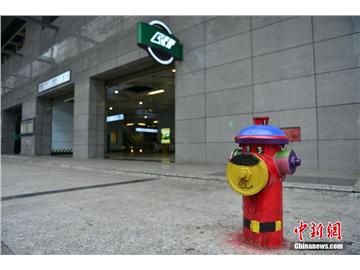 重庆街头消防栓“卖萌” 创意设计宣传防火知识