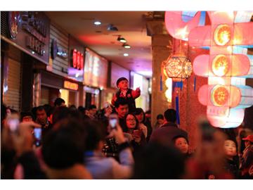 2015泉州元宵灯会现场飘雨 不减市民赏灯热情